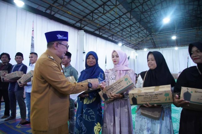 Bupati Tanah Datar Gelar Buka Puasa Bersama Petugas Kebersihan, Apresiasi Peran Jaga Lingkungan