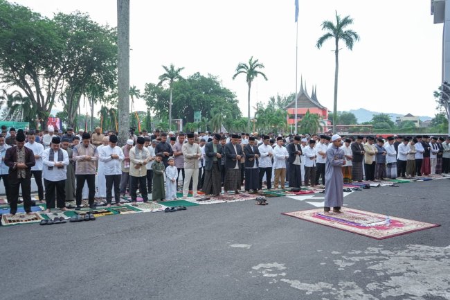 Gubernur Sumbar Mahyeldi Shalat Idul Fitri 1447 H Bersama Ribuan Warga, Sampaikan 4 Pesan Penting