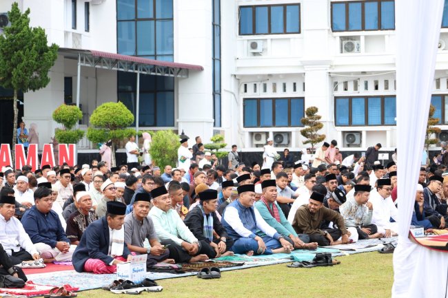 Salat Idul Fitri 1447 H di Balaikota Pariaman Dipadati Warga, Wali Kota Yota Balad Ajak Perkuat Silaturahmi