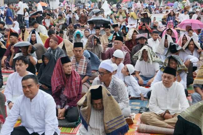 Ribuan Jemaah Tetap Padati Lapangan Cindua Mato Saat Salat Idul Fitri 1447 H di Batusangkar, Meski Diguyur Hujan