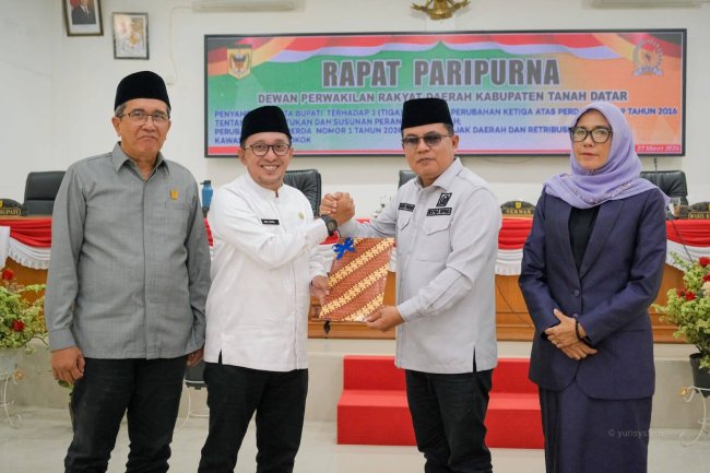 Bupati Tanah Datar Sampaikan Nota Penjelasan 3 Ranperda, Fokus Pajak Daerah hingga Kawasan Tanpa Rokok