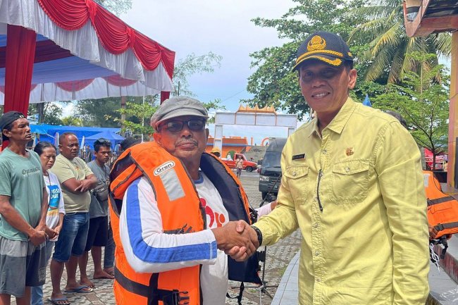 Pemko Pariaman Salurkan Bantuan Pelampung untuk Pelaku Usaha Kapal Wisata, Dorong Standar Keselamatan Laut