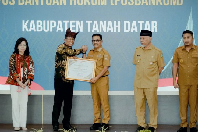 Seluruh Nagari di Solok Selatan Miliki Posbankum, Bupati Khairunas Raih Penghargaan Kementerian Hukum