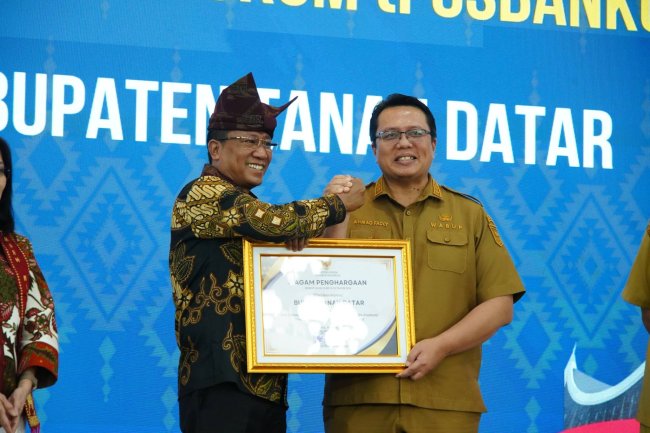 Pemkab Tanah Datar Raih Penghargaan Kementerian Hukum RI, Komitmen Perluas Akses Bantuan Hukum hingga Nagari