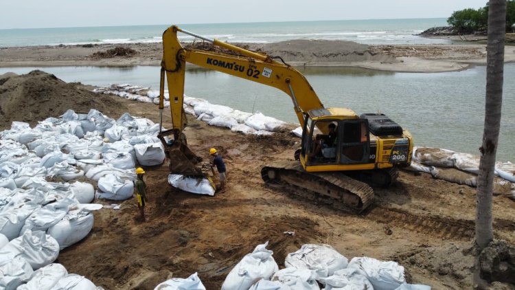 Pemkab Padang Pariaman Perkuat Tebing Muaro Ulakan, Antisipasi Banjir dan Longsor