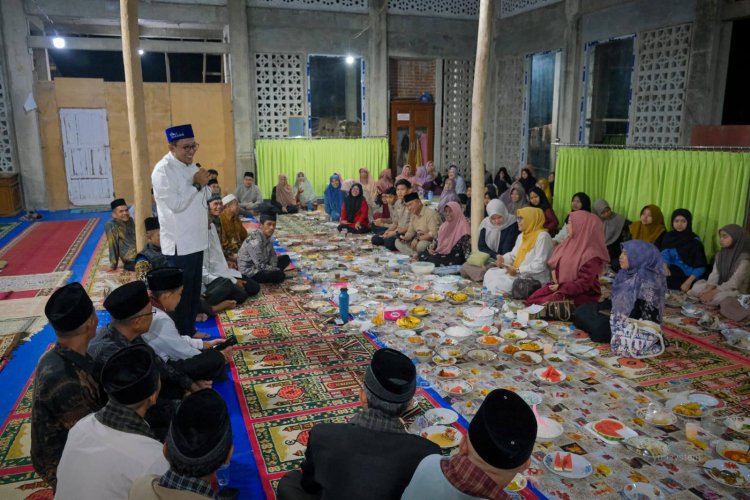 Bupati Eka Putra Berbuka Puasa Bersama Warga dan Anak Yatim di Masjid Nurul Iman Batu Bulek