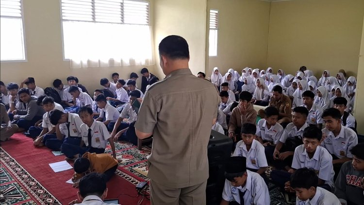 Dinas Kominfo Gelar Literasi Digital di SMPN 4 Batusangkar, Pelajar Diingatkan Waspada Hoaks