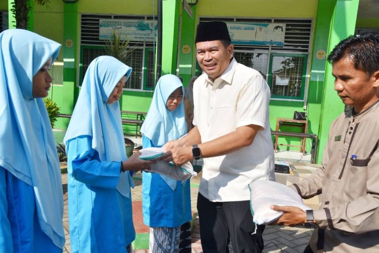 Tutup Pesantren Ramadan, Wali Kota Pariaman Yota Balad Serahkan 150 Paket Sembako untuk Siswa Kurang Mampu