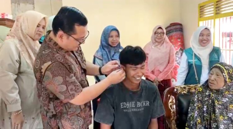 Remaja Terima Alat Bantu Dengar, Buka Harapan Baru bagi Penyandang Gangguan Pendengaran