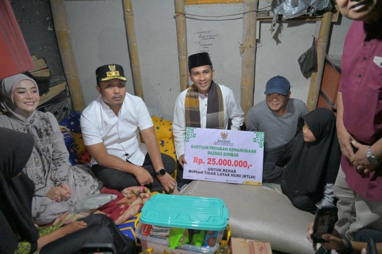 Wagub Sumbar Vasko Ruseimy Serahkan Bantuan Bedah Rumah untuk Buruh Tani di Tanah Datar