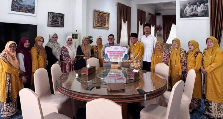 Bupati Tanah Datar Terima Bantuan Rp73 Juta dari Kerabat Kesultanan Pagaruyung dan Bundo Kanduang Jambi
