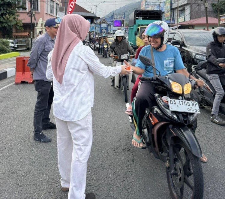 TP PKK Padang Panjang Bagi Takjil Gratis, Sekaligus Dukung UMKM Lokal di Bulan Ramadan