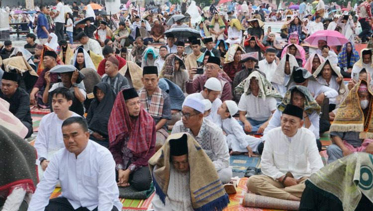 Ribuan Jemaah Tetap Padati Lapangan Cindua Mato Saat Salat Idul Fitri 1447 H di Batusangkar, Meski Diguyur Hujan