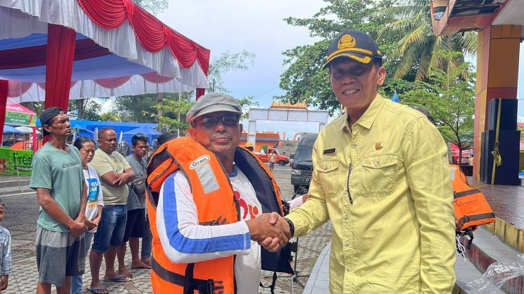 Pemko Pariaman Salurkan Bantuan Pelampung untuk Pelaku Usaha Kapal Wisata, Dorong Standar Keselamatan Laut