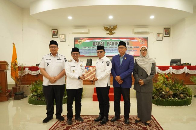 Jawab Pandangan Umum Fraksi, Bupati Eka Putra Tekankan Inovasi PAD dan Perlindungan Kesehatan