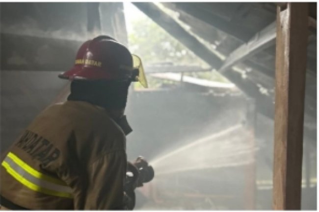 Rumah Warga di Tanah Datar Terbakar Tersambar Petir Saat Hujan Deras, Kerugian Capai Rp100 Juta