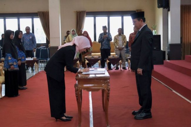 Wali Kota Zulmaeta Lantik Pejabat JPT Pratama dan Direktur Perumda Tirta Sago, Tekankan Profesionalisme dan Inovasi