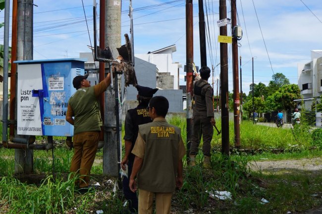 Trantib Koto Tangah Tertibkan Spanduk Liar di Aie Pacah, Puluhan Baliho Dicopot