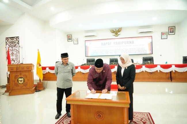 Disetujui 8 Fraksi DPRD Tanah Datar, Ranperda Pajak Daerah dan Retribusi Daerah Resmi Jadi Perda