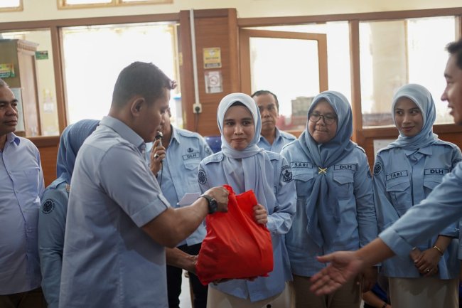 ‎Petugas Pengelola Sampah Kabupaten Solok Terima Alat Pelindung Diri