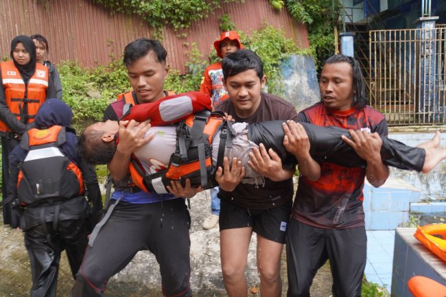 Ketua PMI Padang Panjang Tinjau Pelatihan Water Rescue, Perkuat Kesiapsiagaan Relawan Hadapi Bencana