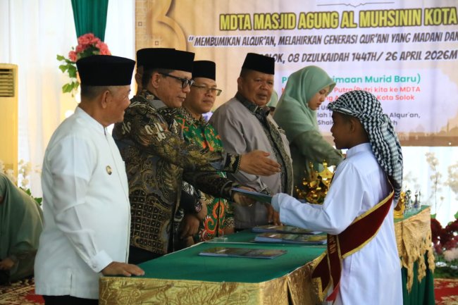 Ketua DPRD Kota Solok Hadiri Wisuda Tahfizh dan Khatam Al qur’an MDTA Masjid Agung Al Muhsinin