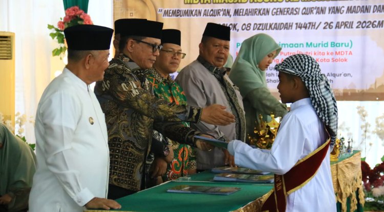 Ketua DPRD Kota Solok Hadiri Wisuda Tahfizh dan Khatam Al qur’an MDTA Masjid Agung Al Muhsinin