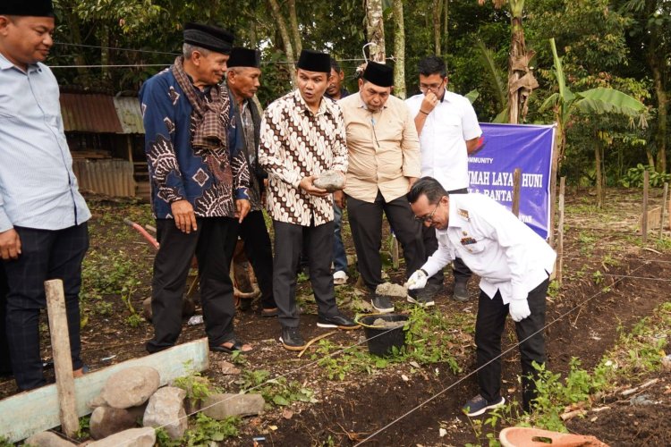 Bupati Eka Putra Letakkan Batu Pertama Rumah Layak Huni di Tanah Datar, Perantau Jadi Motor Pembangunan