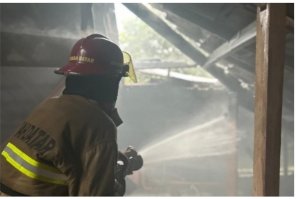 Rumah Warga di Tanah Datar Terbakar Tersambar Petir Saat Hujan Deras, Kerugian Capai Rp100 Juta