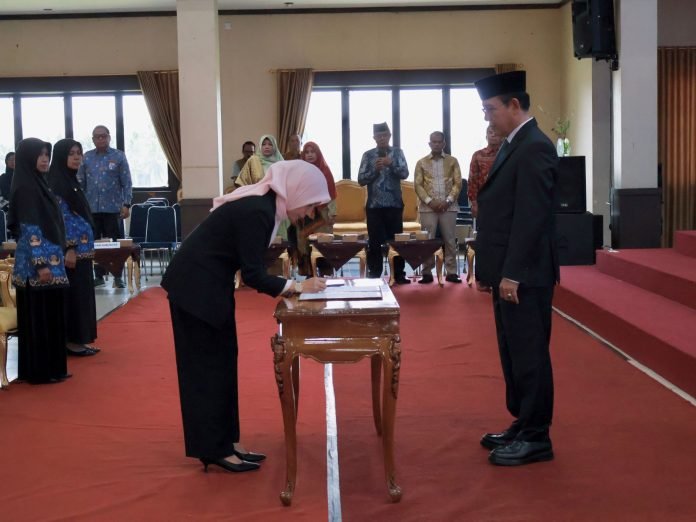 Wali Kota Zulmaeta Lantik Pejabat JPT Pratama dan Direktur Perumda Tirta Sago, Tekankan Profesionalisme dan Inovasi