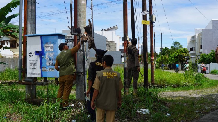 Trantib Koto Tangah Tertibkan Spanduk Liar di Aie Pacah, Puluhan Baliho Dicopot
