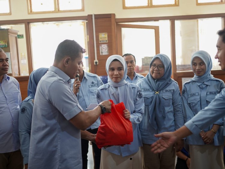 ‎Petugas Pengelola Sampah Kabupaten Solok Terima Alat Pelindung Diri