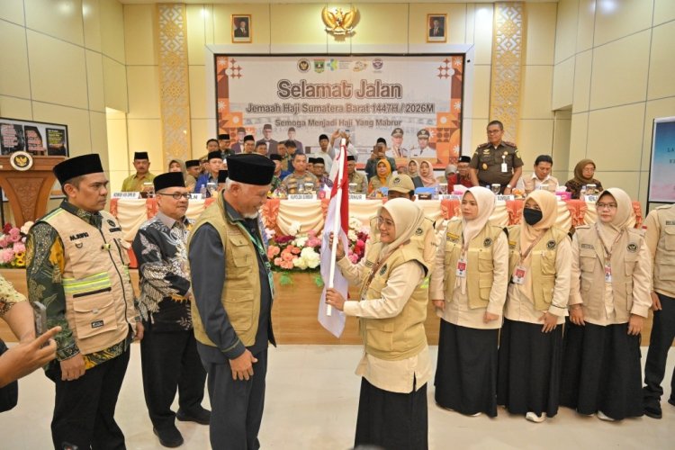 Gubernur Mahyeldi Lepas 384 Jemaah Haji Kloter 1 Embarkasi Padang 2026, Berangkat Dini Hari ke Madinah