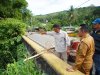 Tinjau Jembatan Titian Putiah Putus Total, Eka Putra : Pemprov Sumbar Segera Pasang Jembatan Bailey
