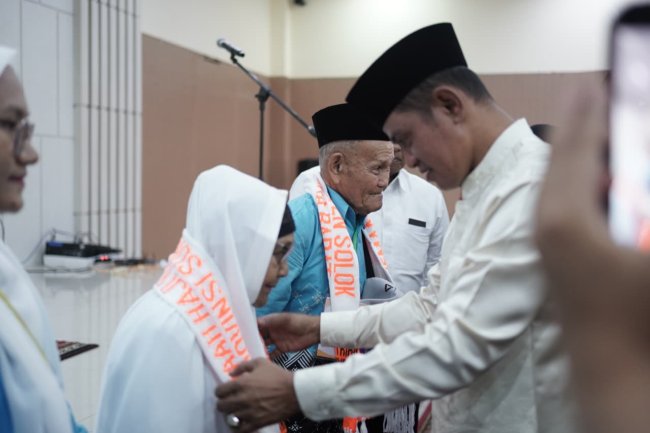 198 Jamaah Calon Haji Kabupaten Solok Dilepas Secara Resmi