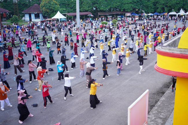 Meledak Jalan Sehat dan Senam Bersama di GOR Batutupang Koto Baru