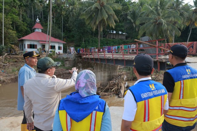 Bupati Eka Putra dan BPJN Sumbar Tinjau Jembatan Rusak Akibat Luapan Batang Tompo di Lintau Buo