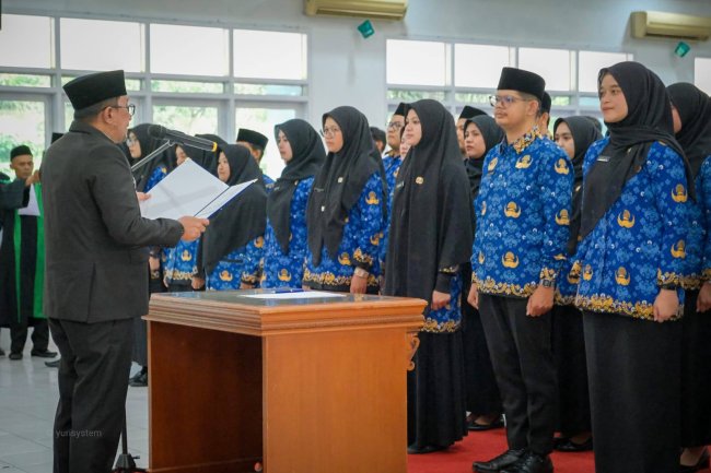Bupati Eka Putra Serahkan SK 46 PNS Tanah Datar, Tegaskan Komitmen Layani Masyarakat