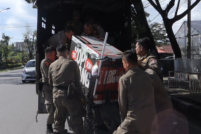 Gunakan Fasum untuk Jualan, Belasan Lapak PKL di Padang Ditertibkan Satpol PP