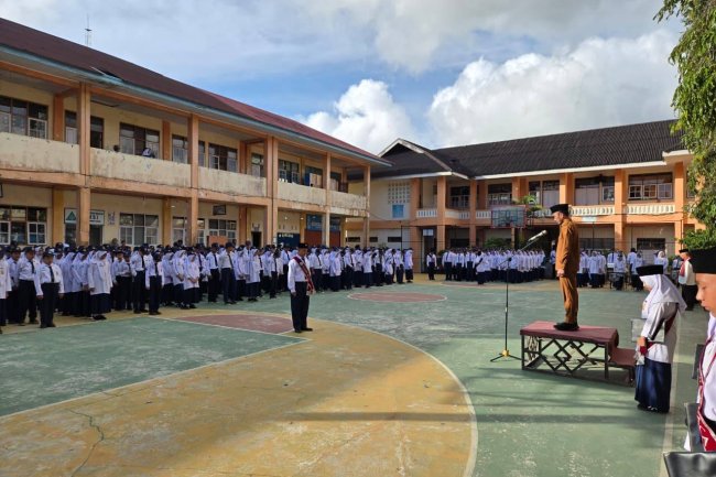 Wawako Allex Saputra Pimpin Upacara di SMPN 5 Padang Panjang, Soroti Dampak Teknologi pada Remaja