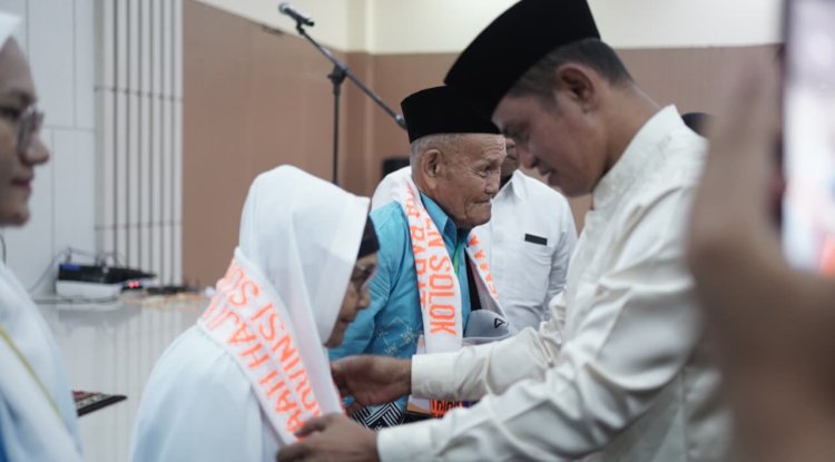 198 Jamaah Calon Haji Kabupaten Solok Dilepas Secara Resmi