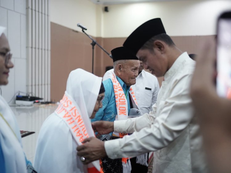 198 Jamaah Calon Haji Kabupaten Solok Dilepas Secara Resmi