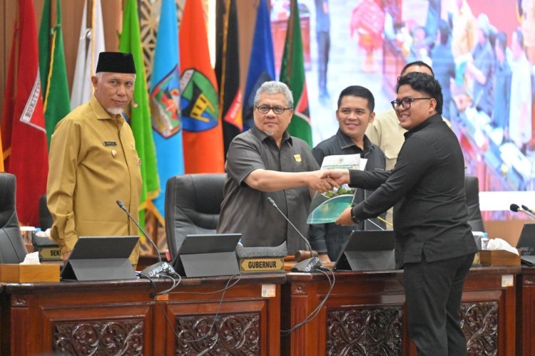 Gubernur Sumbar Beri Masukan Dua Ranperda DPRD, Soroti Pendidikan dan Perlindungan Petani