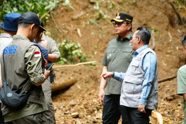 BNPB Salurkan Bantuan Rp223 Juta untuk Korban Banjir dan Longsor di Tanah Datar