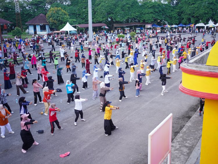 Meledak Jalan Sehat dan Senam Bersama di GOR Batutupang Koto Baru