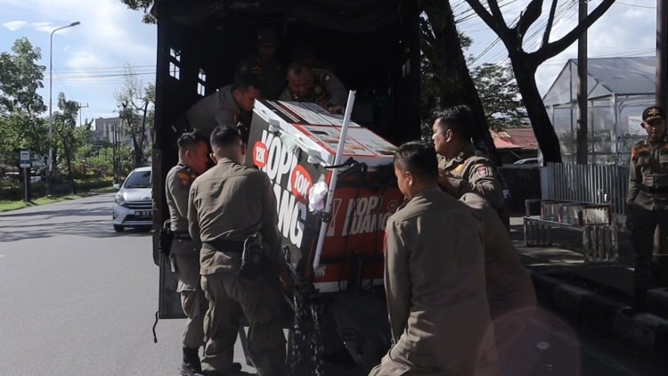 Gunakan Fasum untuk Jualan, Belasan Lapak PKL di Padang Ditertibkan Satpol PP