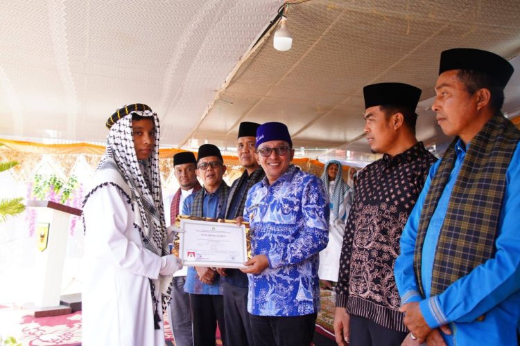 Cetak Generasi Qurani, Bupati Tanah Datar Eka Putra Tawarkan Beasiswa untuk Santri Berprestasi